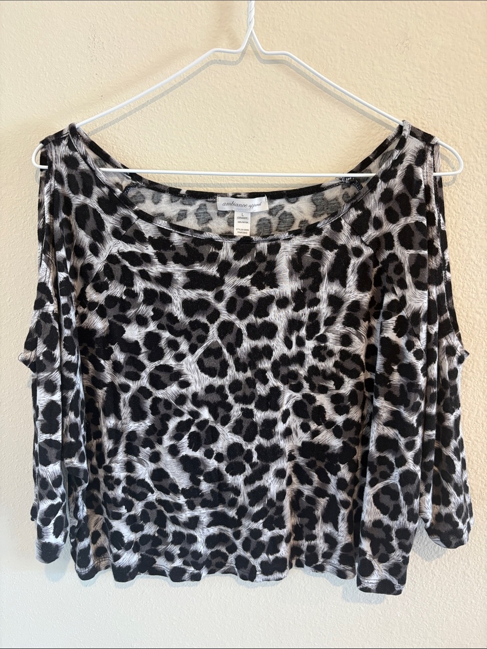 leopard print crop top with cut out sleeves 🐆 🖤